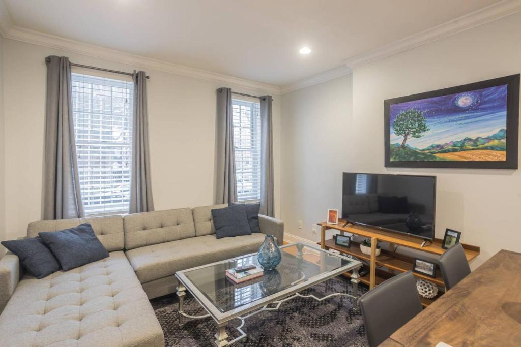 Beautiful 2 bedroom-Graduate Hospital-Back Patio - Two-Bedroom Apartment