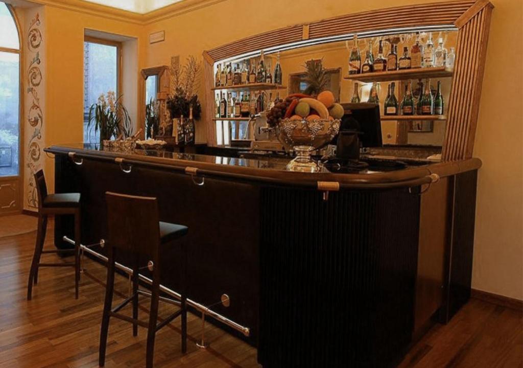 Lounge nebo bar v ubytování The Tuscanian Hotel