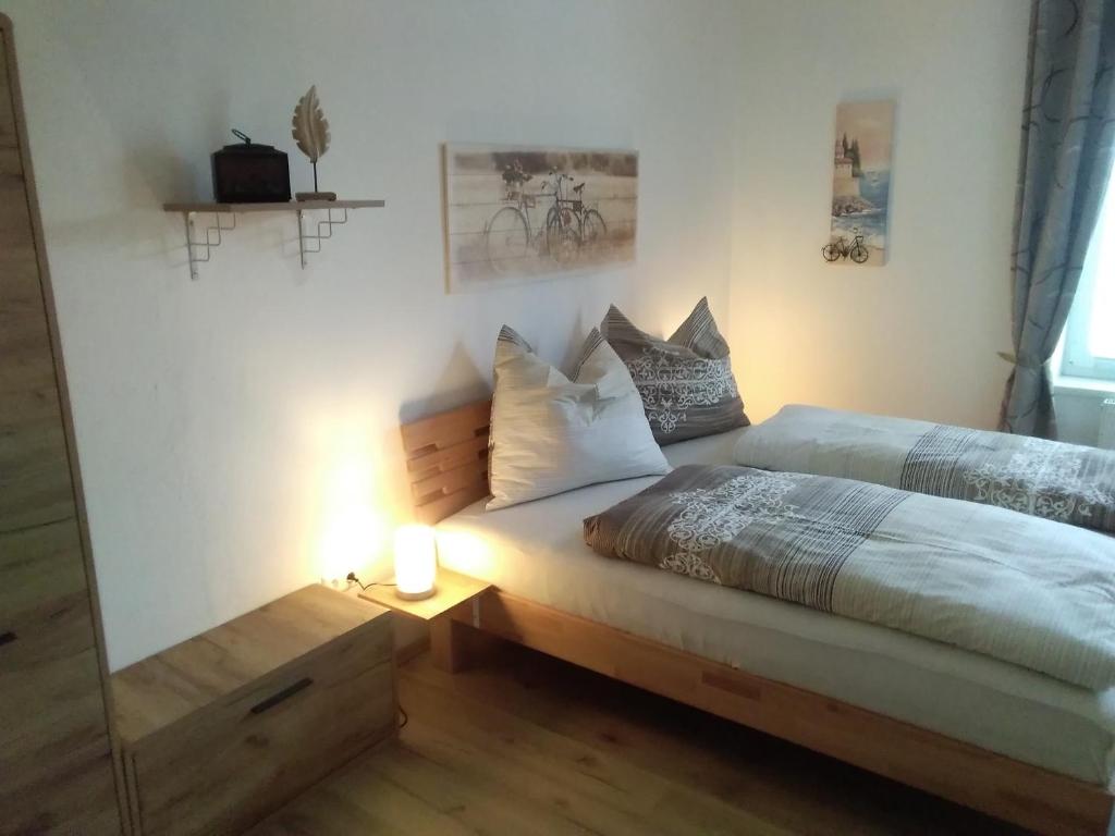 sypialnia z łóżkiem i lustrem w obiekcie Bike Pension Knausz w mieście Pöls