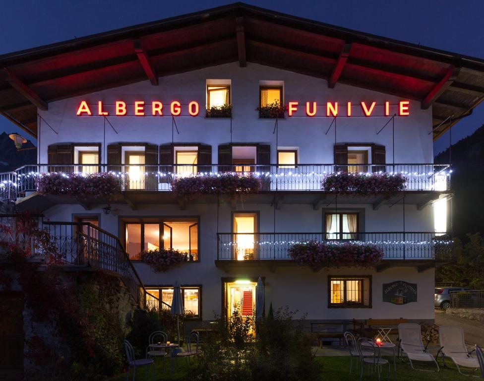 un hotel con una señal que dice albergo limine en Hotel Funivia en Courmayeur