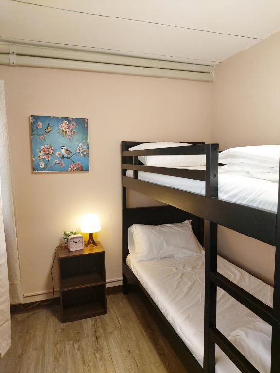 Real Bangkok Guesthouse - Sala Quadruples