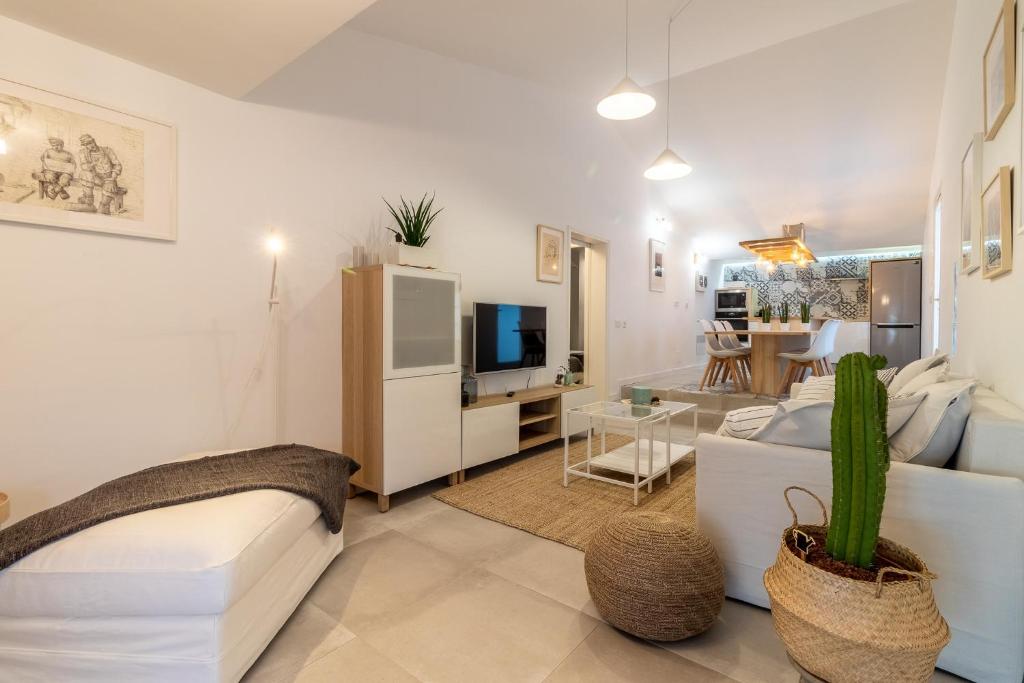 TV a/nebo společenská místnost v ubytování Flatguest Orinoco + Pool + Terrace + Garden