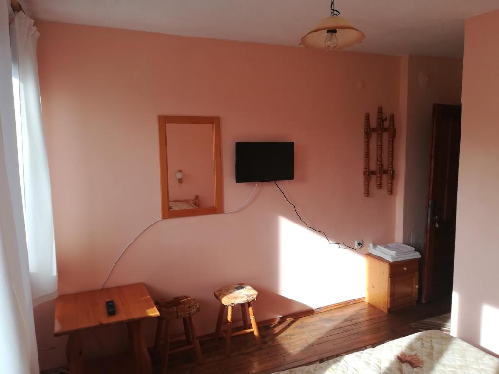 A television and/or entertainment centre at Guest House Terziiski