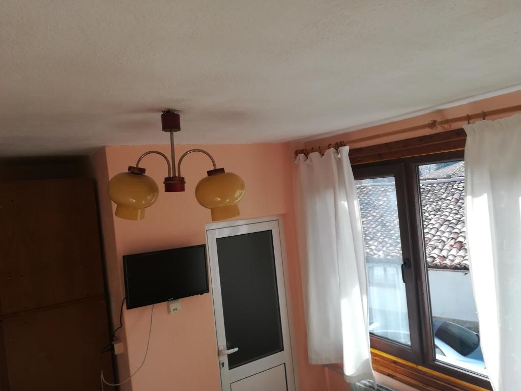 A television and/or entertainment centre at Guest House Terziiski