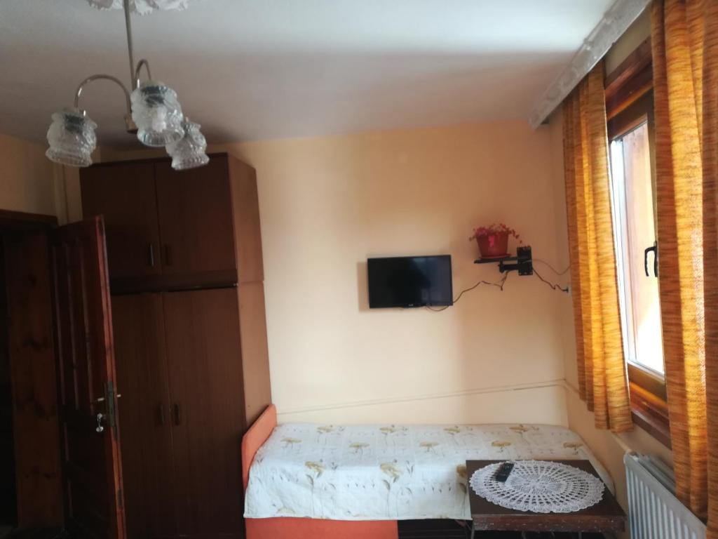 A television and/or entertainment centre at Guest House Terziiski