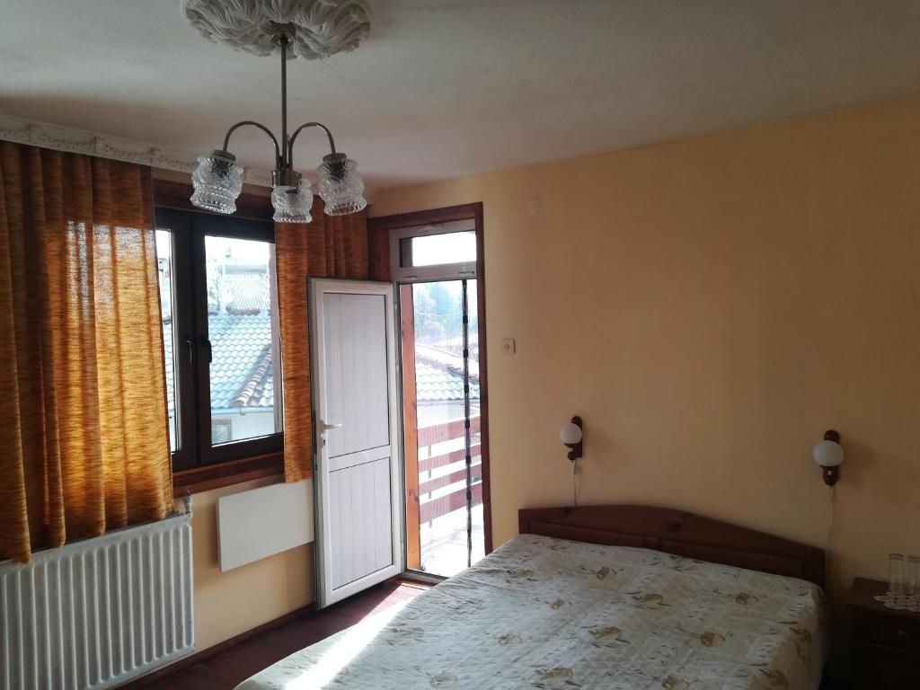 A bed or beds in a room at Guest House Terziiski