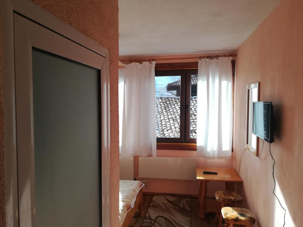 A television and/or entertainment centre at Guest House Terziiski