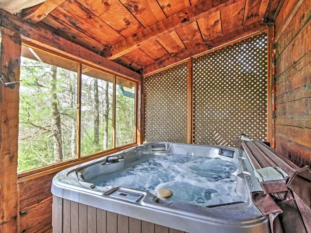 Secluded Sevierville Cabin w/ Hot Tub!