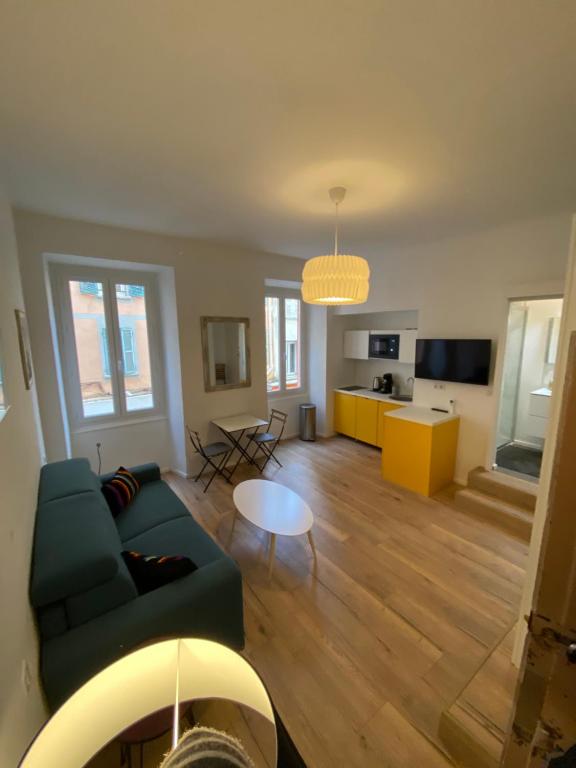uma sala de estar com um sofá e uma mesa em STUDIO rue pietonne Ajaccio em Ajaccio