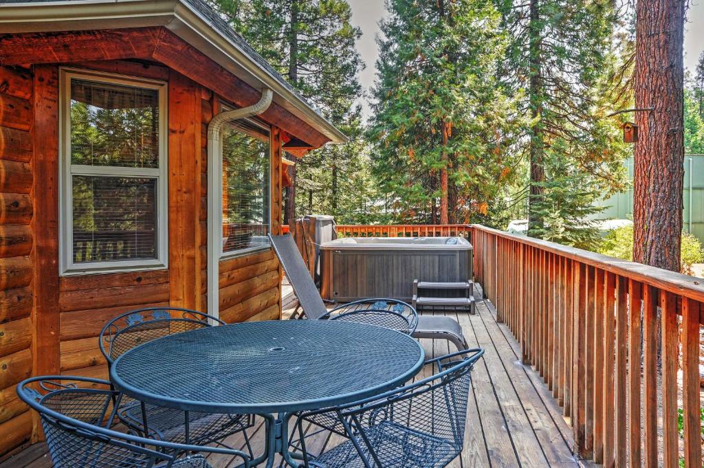 Shaver Lake Cabin with Hot Tub, Deck and Trail Access!, Shaver Lake –  Updated 2023 Prices