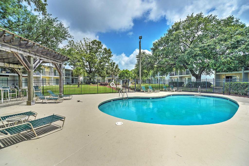 海泉市的住宿－Ocean Springs Condo in Waterfront Resort!，一个带椅子的游泳池和一个凉亭
