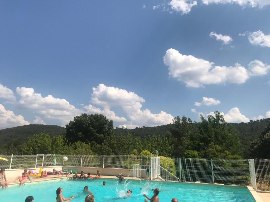 eine Gruppe von Menschen, die in einem Schwimmbad spielen in der Unterkunft Mazet Lavande in Saint-Martin-de-Brômes