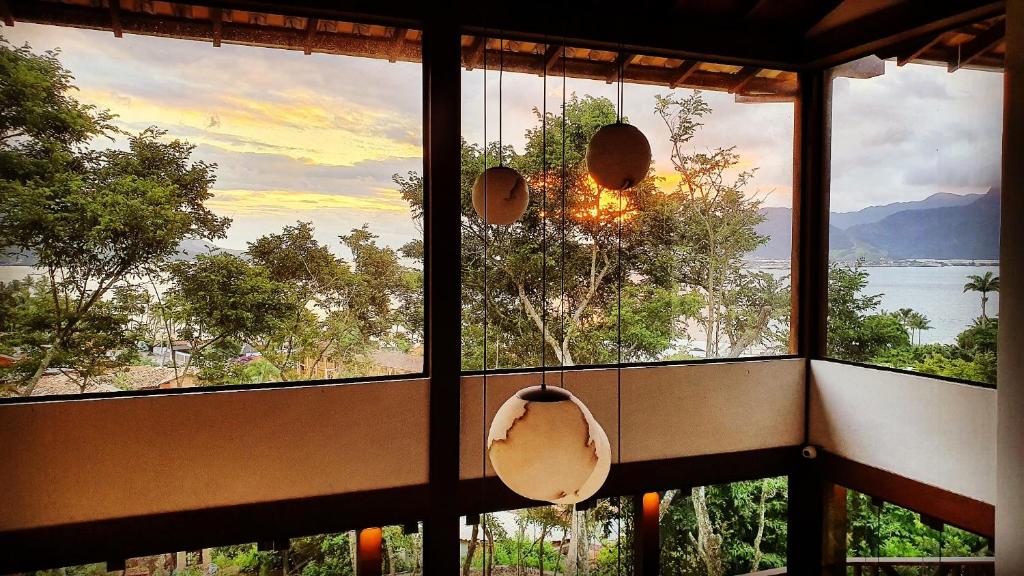 伊利亞貝拉的住宿－A Casa Bella - Guesthouse，客房设有享有美景的大窗户。