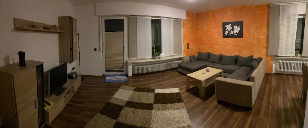 ein Wohnzimmer mit einem Sofa und einem TV in der Unterkunft Ferienwohnung Schäfer in Landwehrhagen