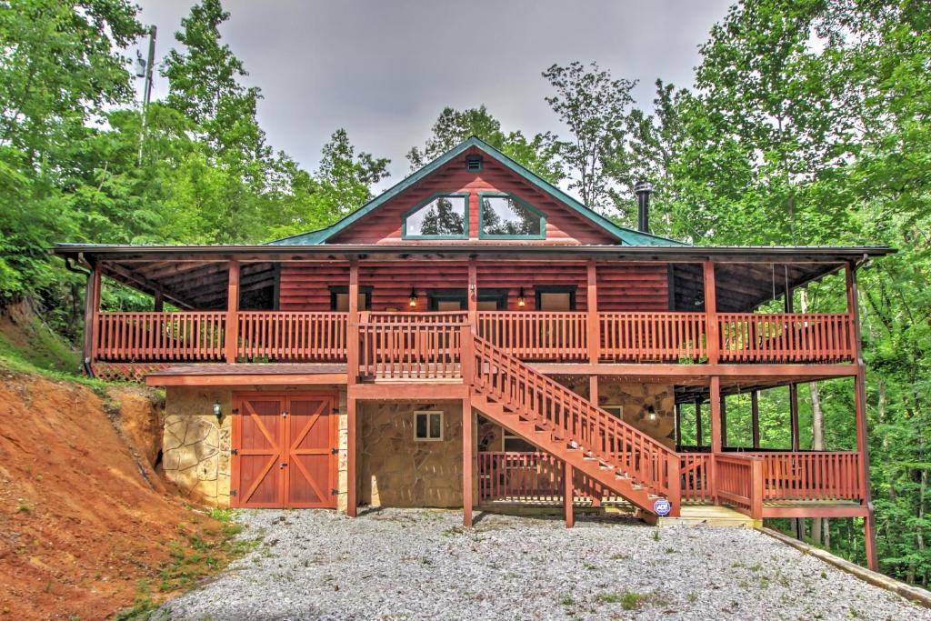 eine große Blockhütte mit einer großen Terrasse in der Unterkunft Smoky Mountain Cabin with Hot Tub and Outdoor Kitchen in Sevierville