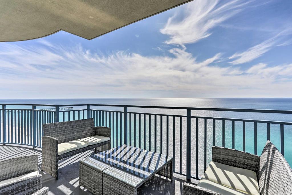 Un balcón con muebles de exterior y el océano en Panama City Beachfront Condo with Breathtaking Views, en Panama City Beach