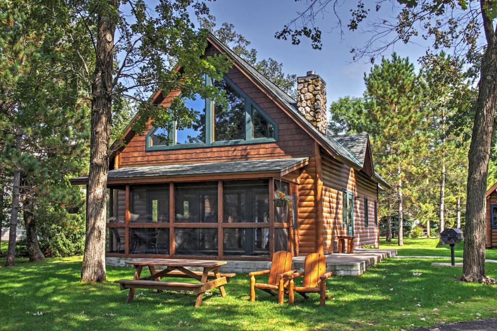 NisswaにあるAlluring Nisswa Cabin on Gull Lake with Fireplace!の芝生の上にピクニックテーブルがあるログキャビン
