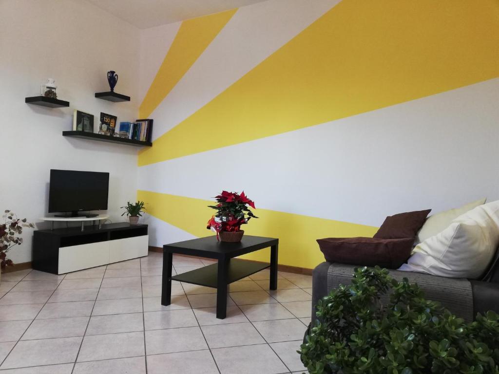 - un salon avec un canapé et une télévision dans l'établissement Casa La Fonte, à Altopascio