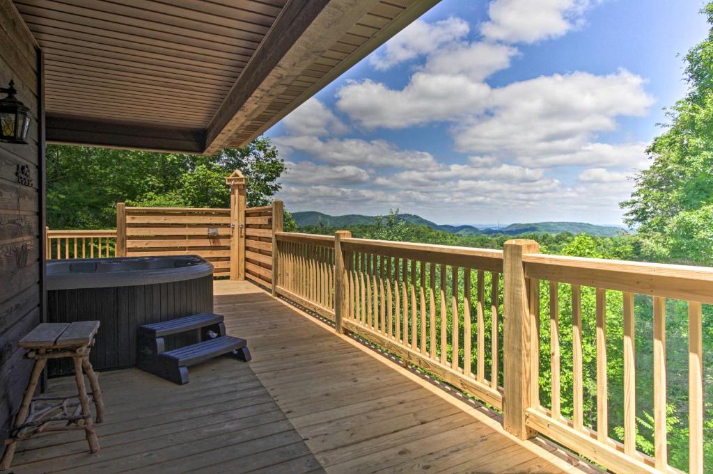 une terrasse en bois avec un bain à remous et un grill dans l'établissement Sevierville Overlook Cabin 9 Miles to Gatlinburg!, à Sevierville