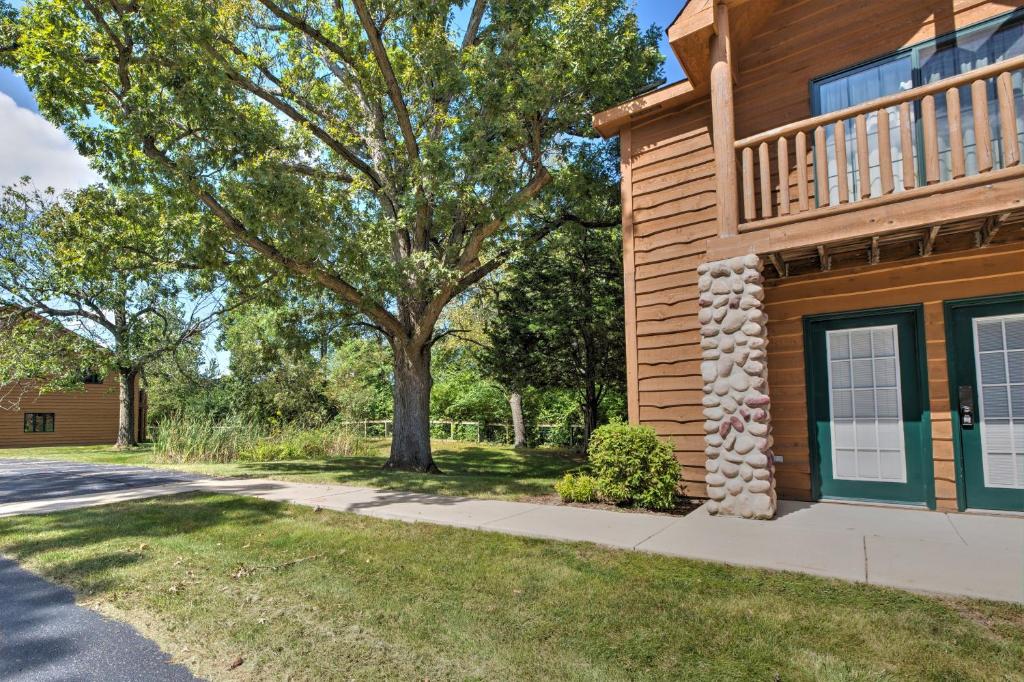 Una casa con un árbol a un lado. en Cozy Townhome, Half Mi to Starved Rock State Park!, en Utica