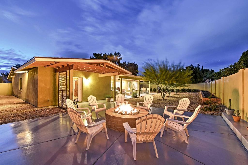 un patio con mesa, sillas y fogata en Lovely Phoenix Home with Expansive Patio and Fire Pit!, en Phoenix