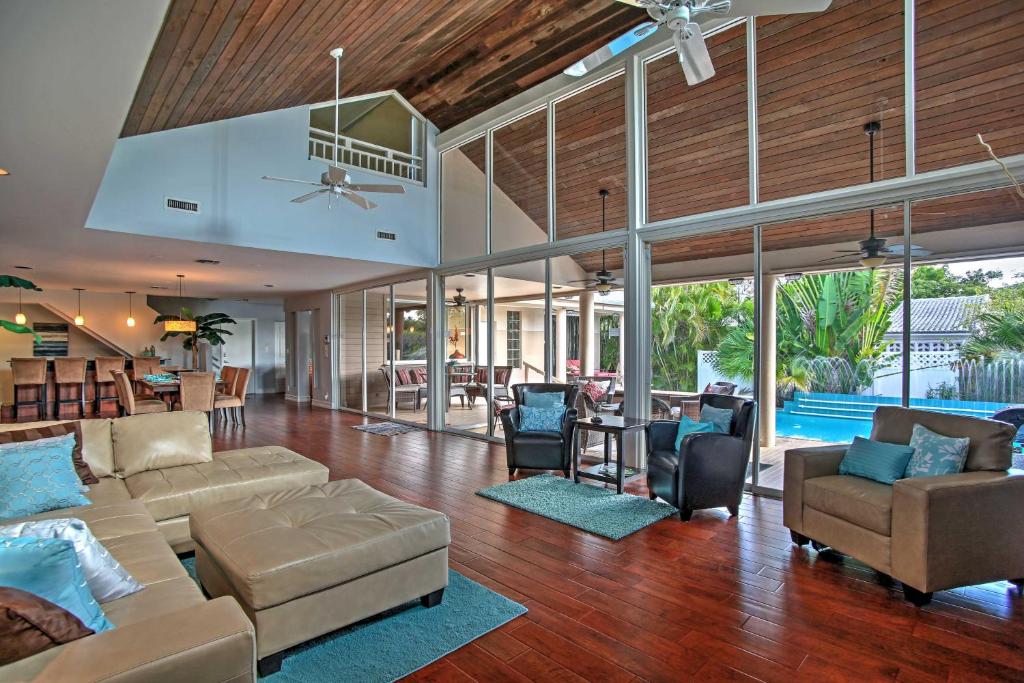 salon z kanapą i krzesłami oraz basenem w obiekcie Large Pompano Home with Pool Walk to Private Beach! w mieście Pompano Beach