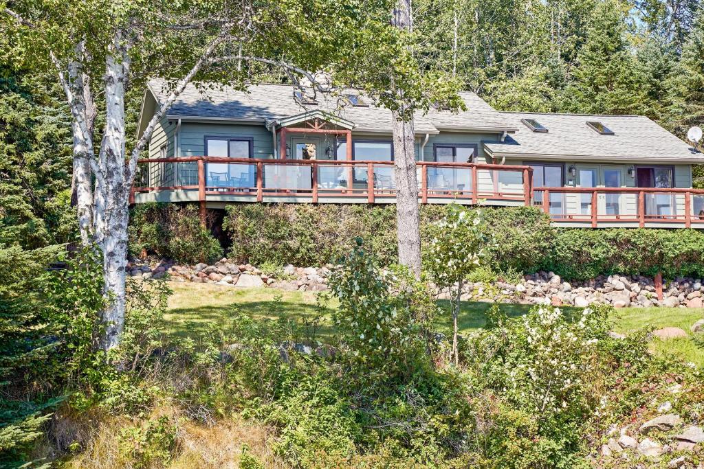 een huis met een terras in het bos bij Heart of Superior Lake Cabin 15 Mi to Lutsen Mtn! in Schroeder