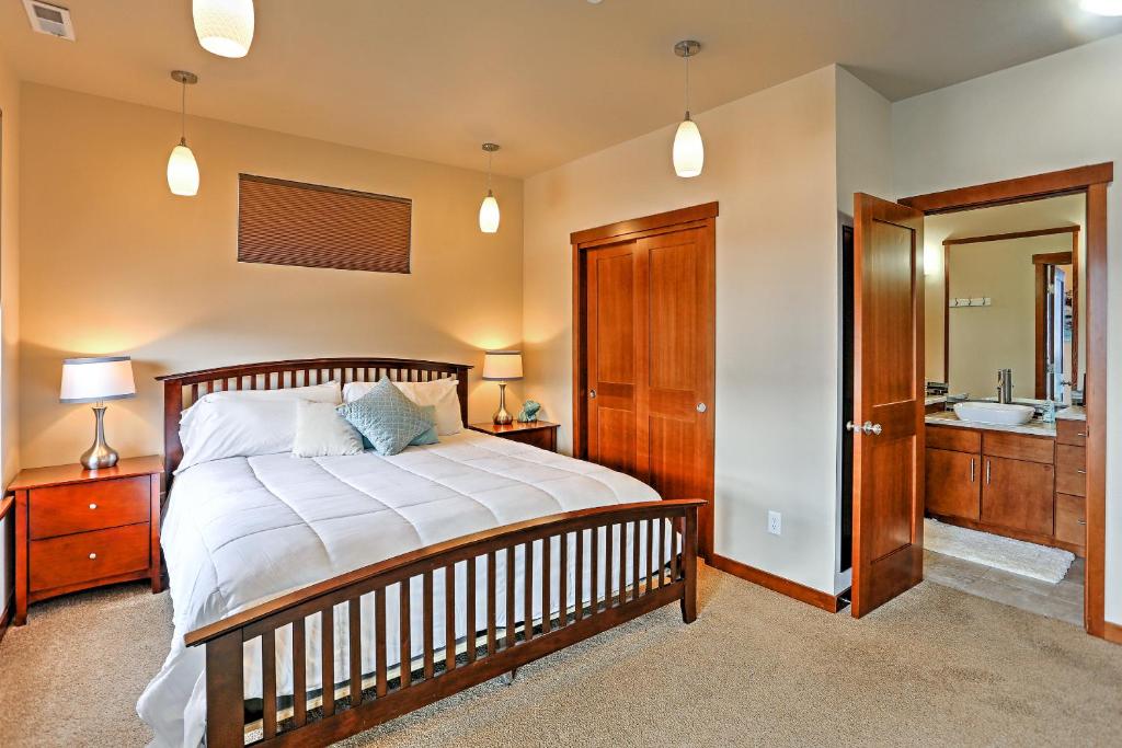 Postel nebo postele na pokoji v ubytování Lake Chelan Manson Bay Condo with Pool Access!