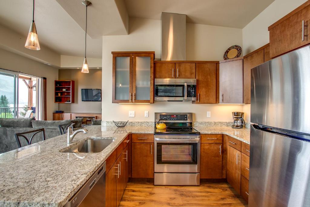 Kuchyň nebo kuchyňský kout v ubytování Lake Chelan Manson Bay Condo with Pool Access!