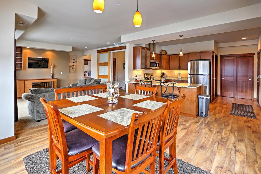 Kuchyň nebo kuchyňský kout v ubytování Lake Chelan Manson Bay Condo with Pool Access!
