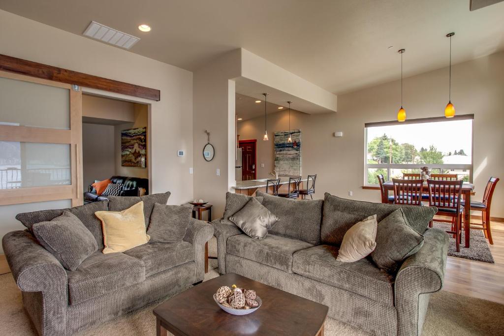 Posezení v ubytování Lake Chelan Manson Bay Condo with Pool Access!