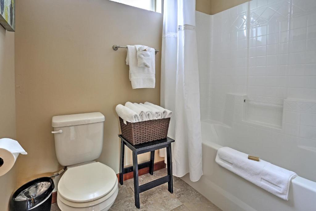 Koupelna v ubytování Lake Chelan Manson Bay Condo with Pool Access!