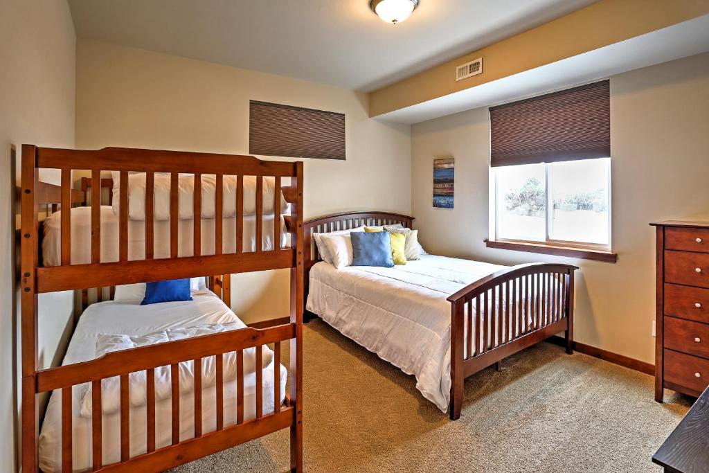 Postel nebo postele na pokoji v ubytování Lake Chelan Manson Bay Condo with Pool Access!