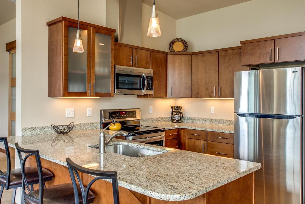 Kuchyň nebo kuchyňský kout v ubytování Lake Chelan Manson Bay Condo with Pool Access!