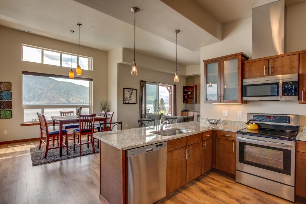 Kuchyň nebo kuchyňský kout v ubytování Lake Chelan Manson Bay Condo with Pool Access!