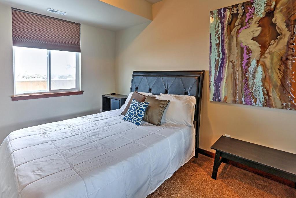 Postel nebo postele na pokoji v ubytování Lake Chelan Manson Bay Condo with Pool Access!
