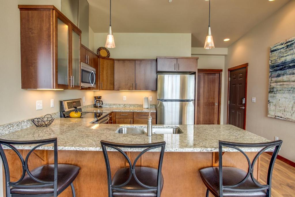 Kuchyň nebo kuchyňský kout v ubytování Lake Chelan Manson Bay Condo with Pool Access!