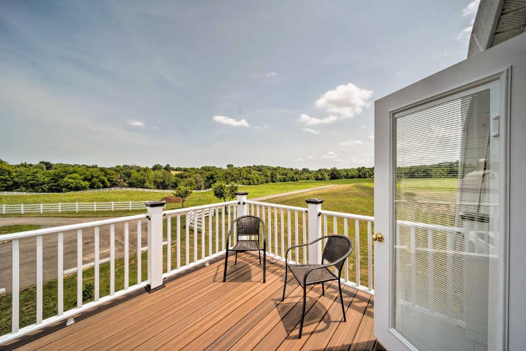 balcone con 2 sedie e vista su un campo da golf di Updated Berger Cottage with Pool, on a Private Farm! a Berger