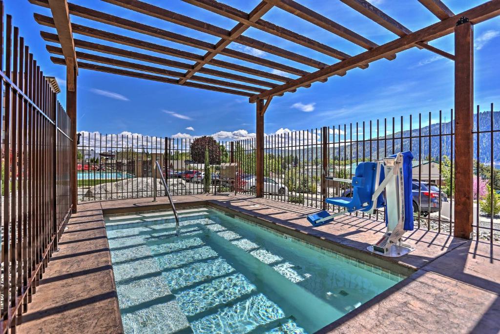 Bazén v ubytování Lake Chelan Manson Bay Condo with Pool Access! nebo v jeho okolí