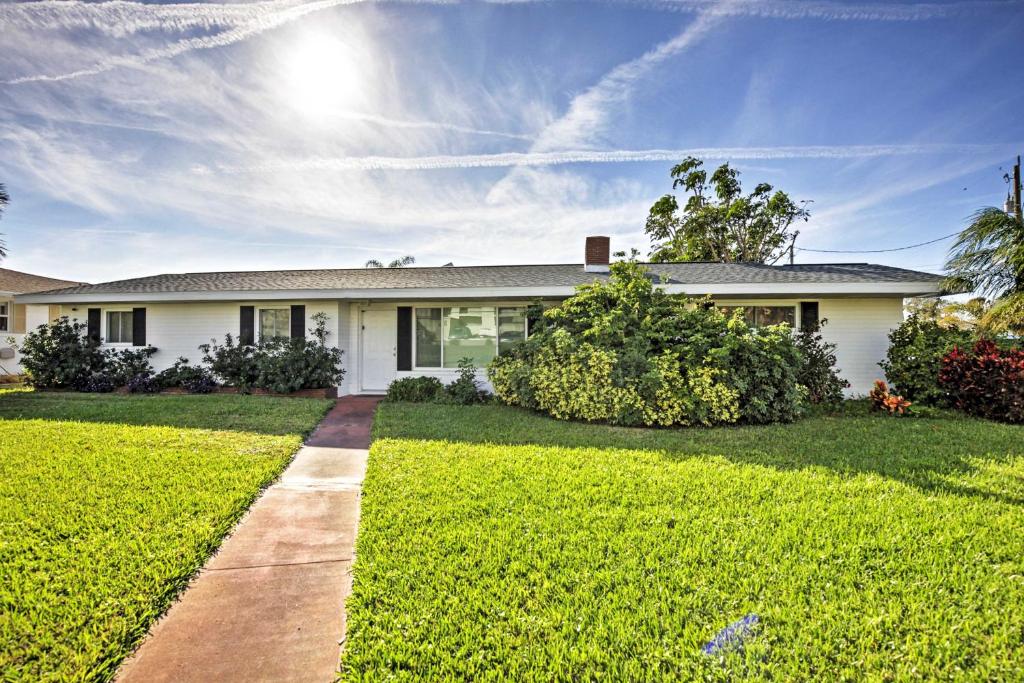une maison avec une pelouse verte devant elle dans l'établissement Pet-Friendly Daytona Beach Home, Walk to the Ocean, à Port Orange