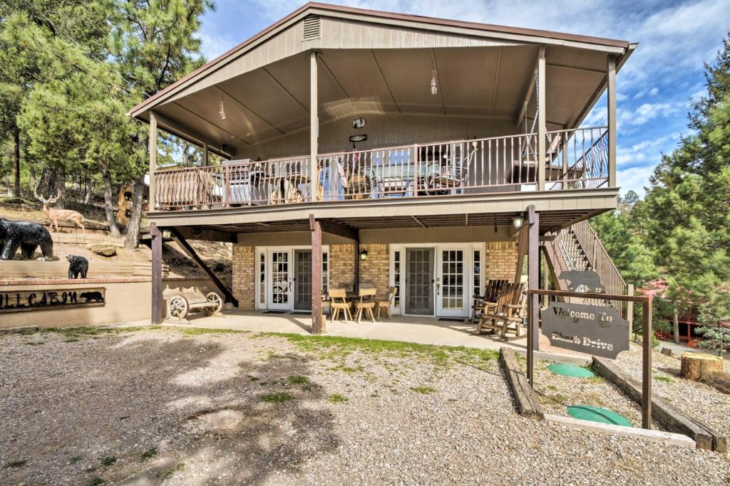 Μπαλκόνι ή βεράντα στο Cozy Ruidoso Cabin with Hot Tub and Game Room!