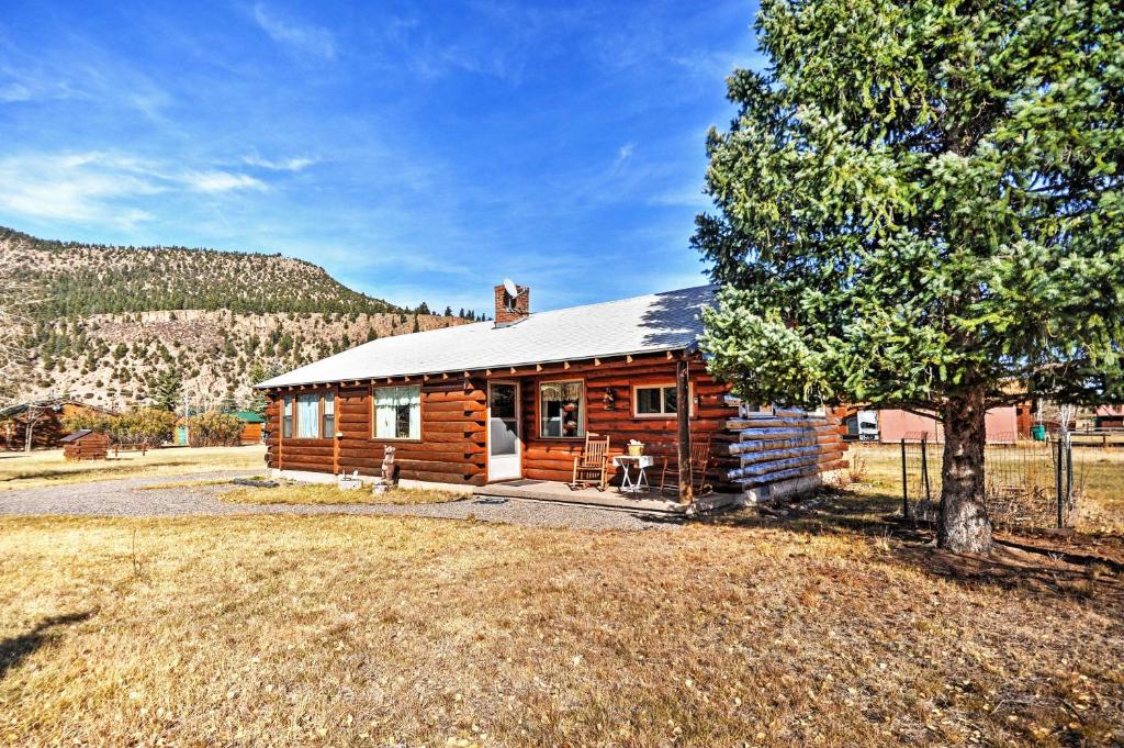 サウス・フォークにあるSouth Fork Log Cabin with Beautiful Mountain Views!の山小屋