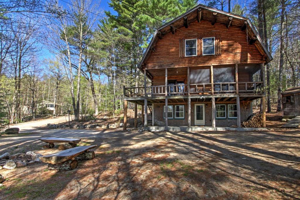 una casa de madera con una mesa de picnic delante de ella en Rustic Madison Treehouse Cabin with Game Room!, en Madison