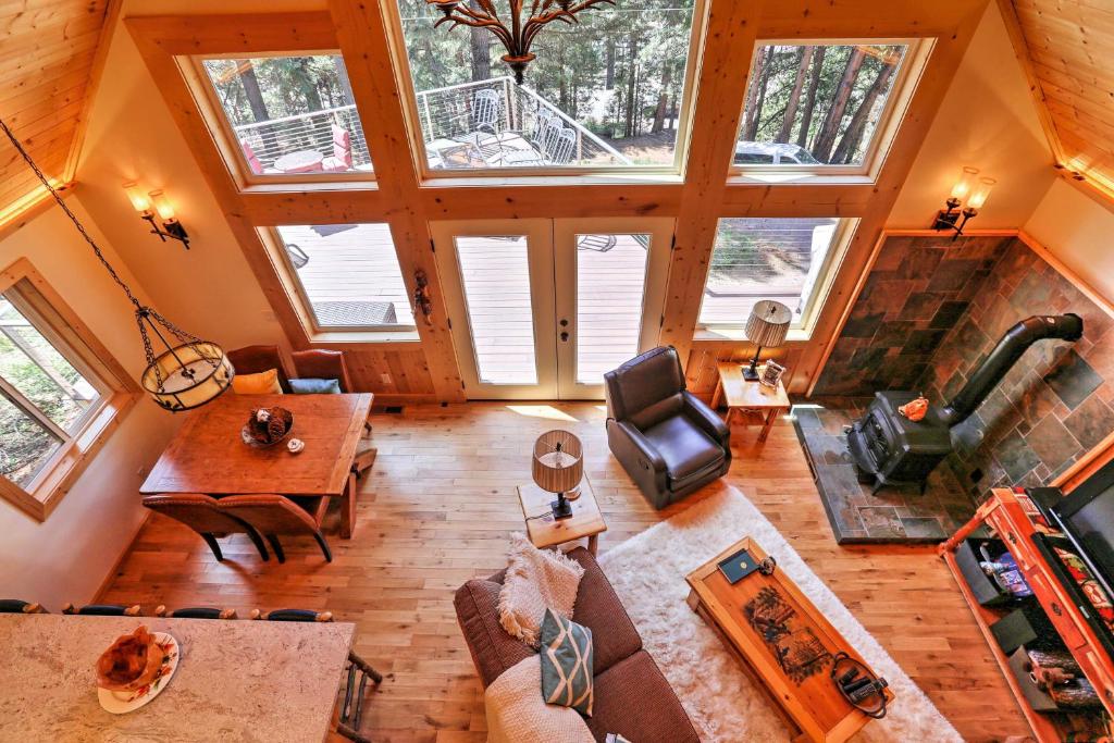 einen Blick über ein Wohnzimmer mit gewölbten Decken in der Unterkunft Rustic Retreat with Deck Steps From Lake Almanor! in Lake Almanor