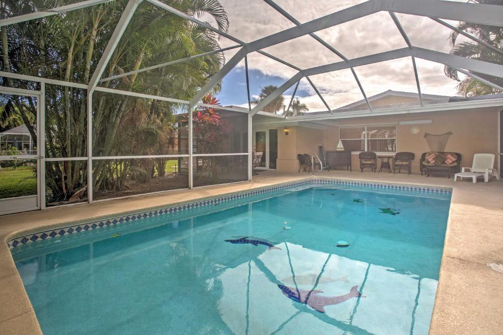 Piscina de la sau aproape de Tropical Cape Coral Home with Private Dock on Canal!