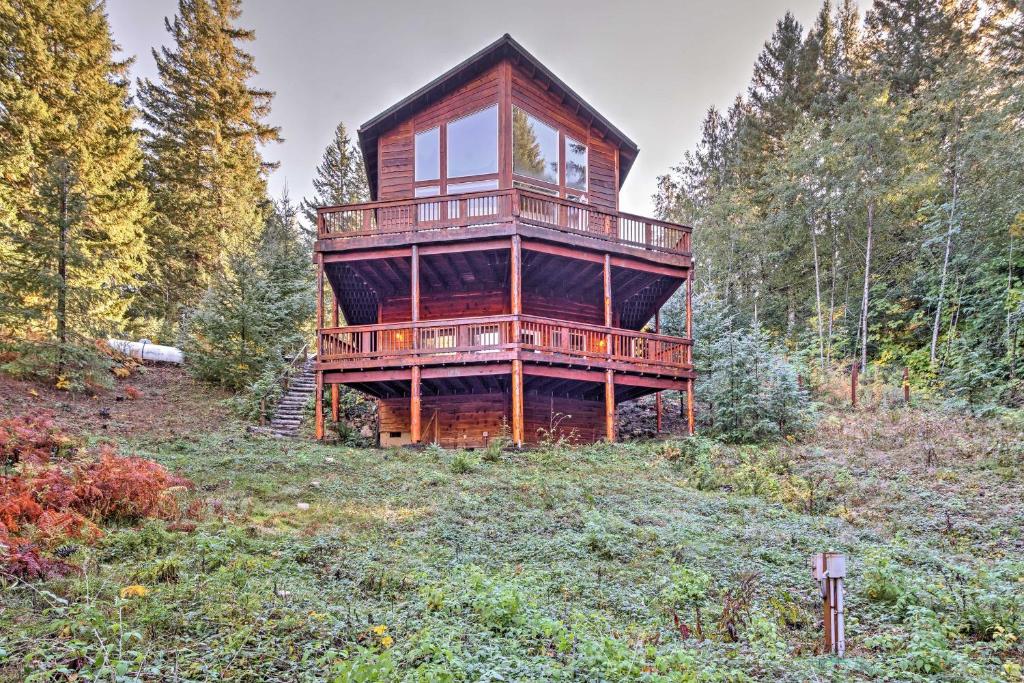 una gran casa de madera en medio de un bosque en Grizzly Tower Packwood Cabin with Forest Views!, en Packwood
