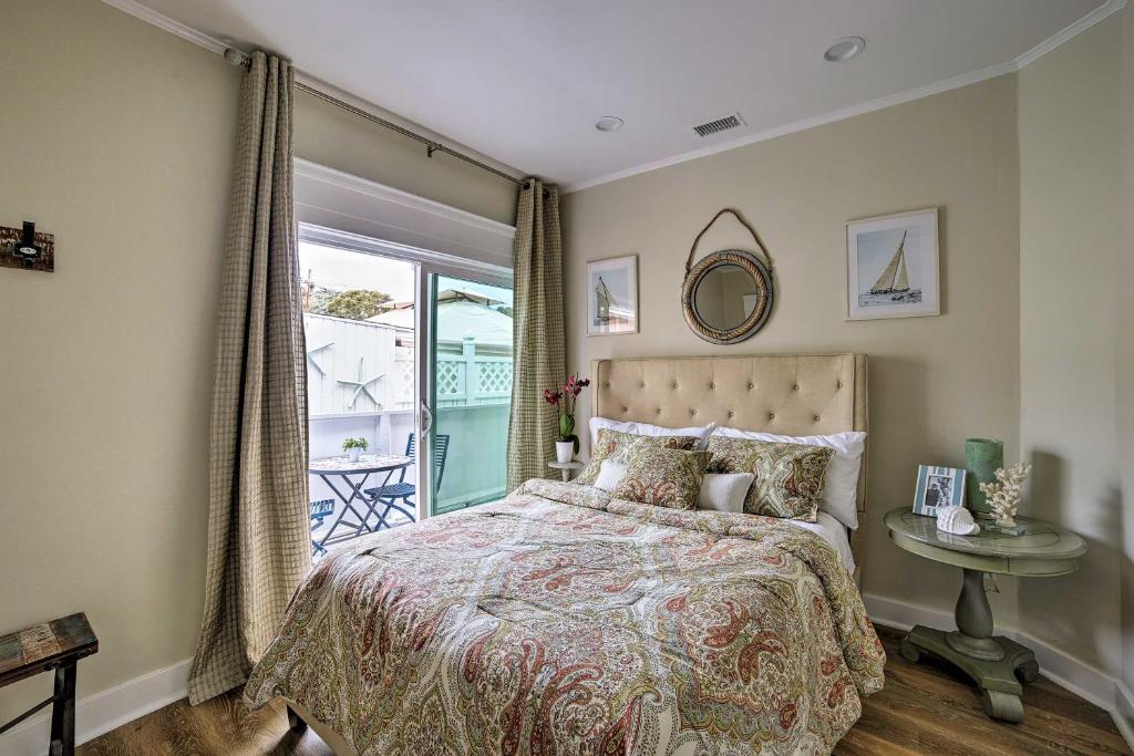 Postel nebo postele na pokoji v ubytování Charming Renovated Avalon Townhome, Walk to Beach!