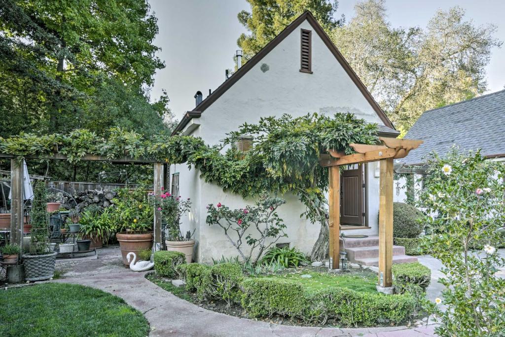 un giardino di fronte a una casa con piante di Updated Menlo Park English Tudor Garden Cottage! a Menlo Park
