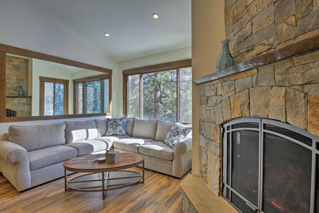 Χώρος καθιστικού στο Walk to Ski Shuttle Truckee Condo with Hot Tub