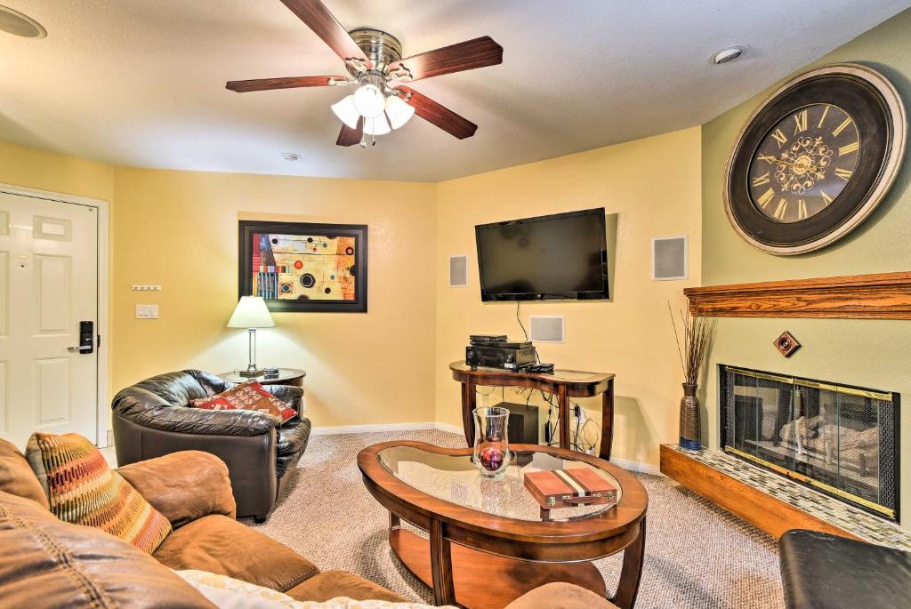 ein Wohnzimmer mit einem Sofa und einem Kamin in der Unterkunft Sleek Apartment in the Heart of Denver Tech Center in Englewood